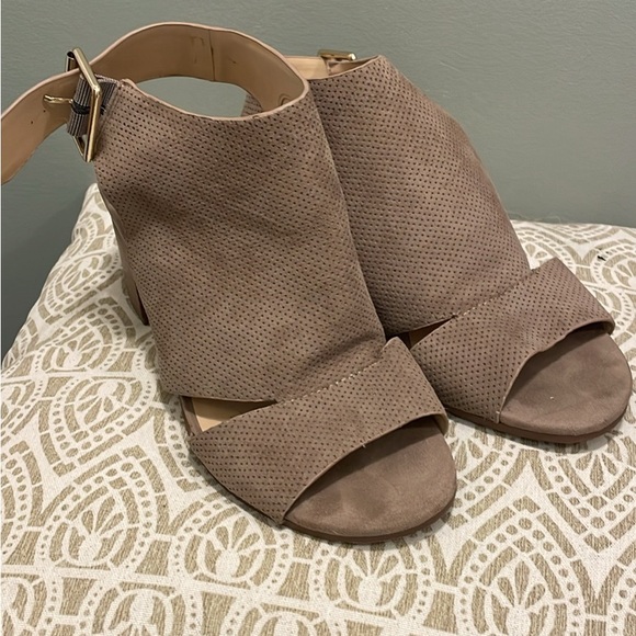 3 pairs of heels. 2 wedges one thick heel. Open toes style and very comfortable. - Picture 6 of 8